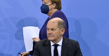 Скелет в шкафу Шольца. Почему канцлер Германии тянет с поставками оружия Украине