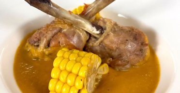 Смачно, як у ресторані: рецепт курячих гомілок із молодою кукурудзою (відео)