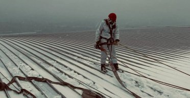 Удар російського дрона по ЧАЕС: співробітники ДСНС гасять пожежу в складних умовах (фото)