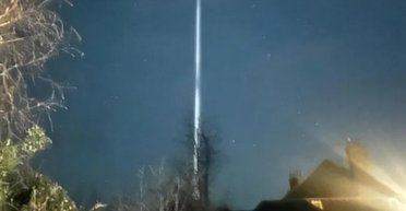 Необычные лучи света в небе: люди поговаривают о "новом Бермудском треугольнике" (фото)