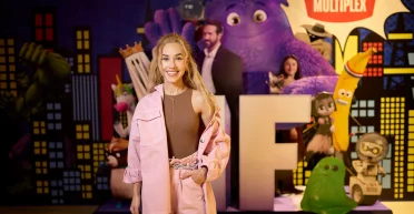 Даша Квиткова появилась на премьере фильма с Райаном Рейнольдсом (фоторепортаж)