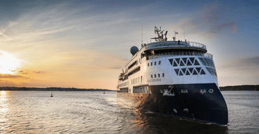 "Божевільні" сцени: чоловік показав, який вигляд має круїзний лайнер під час шторму (відео)