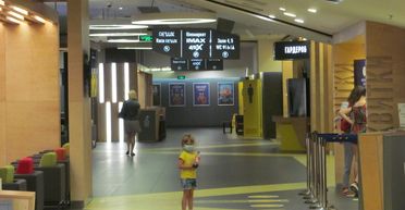 Три зрителя и торт в стаканчике. Как прошел первый кинопоказ в Киеве после карантина