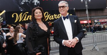 Дружина Пірса Броснана знову здивувала шанувальників зовнішністю (фото)