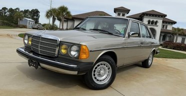 Капсула часу з 80-х: виявлено знаменитий Mercedes W123 у новому стані (фото, відео)