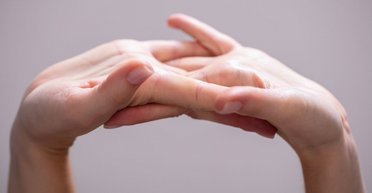 Ученые рассказали, безопасно ли хрустеть пальцами