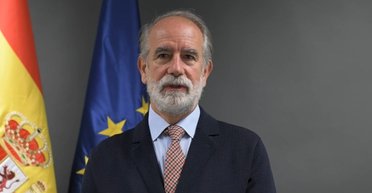 Посол Испании в Бельгии потерял должность после того, как задремал во время речи министра (видео)