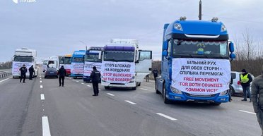 Украинские перевозчики начали "зеркальную блокаду": задерживают грузовики в Польшу (фото)