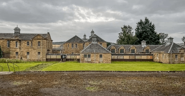 "Я тут не одна": стара покинута лікарня налякала блогерку (фото)