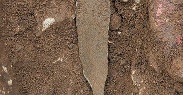 Раньше таких не находили: в Италии археологи обнаружили уникальный кинжал