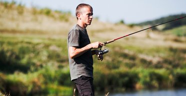 Удочка еле выдержала: сумасшедший улов рыбы попал на камеру (видео)