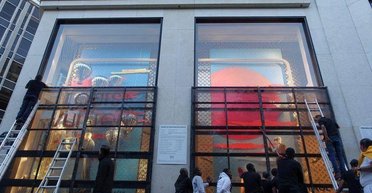 В Париже готовятся к беспорядкам после выборов: окна бутиков закрывают щитами (видео)