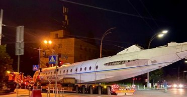 Самолет на улицах Киева: куда перевозили легендарный лайнер и что о нем известно (фото)