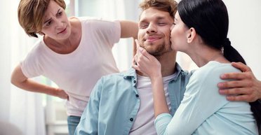 Розтопити крижане серце: 5 трюків, як заслужити любов свекрухи і тещі