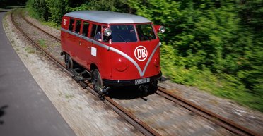 Ездит по рельсам: в интернете показали необычный Volkswagen Transporter (фото)