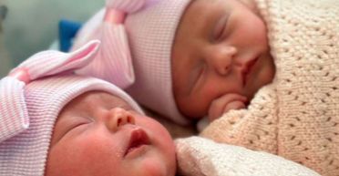 Мати не може розрізнити своїх ідентичних дітей через плутанину в пологовому будинку (фото)