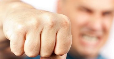 Мужчина избил девушку, которая не дала 10 гривен и бутылку с водой: какой приговор суда