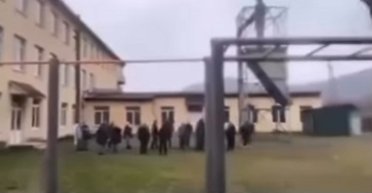 "Прилетело 3 микроавтобуса": на Закарпатье работники лицея подрались с родителями учеников (видео)