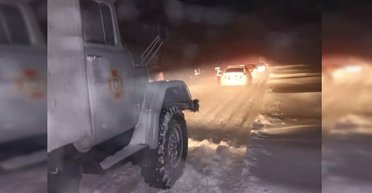 Снег на Прикарпатье парализовал движение на дорогах, спасатели эвакуируют людей, — ГСЧС (видео)