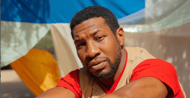 Колишня дівчина зірки Marvel Джонатана Мейджорса знову подала проти нього позов