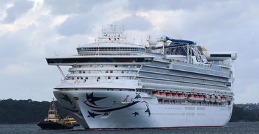 Круїзний лайнер переслідують невдачі: туриста, який упав за борт, знайшли мертвим (фото)