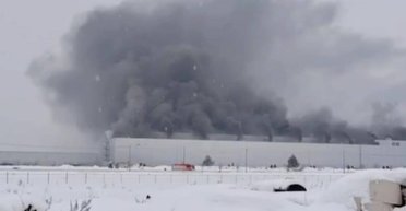 Без обстрілів: у РФ горів колишній завод Volkswagen (відео)