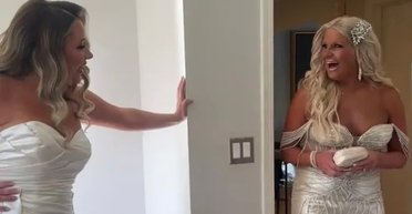 Свекровь надела "свадебное платье": образ матери жениха возмутил сеть (фото)