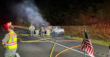 Понадобилось 136 тонн воды: пожарные час не могли потушить электрокар Tesla (видео)