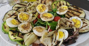 Салат из овощей гриль и яиц: рецепт легкого и полноценного блюда