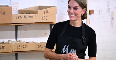 В фартуке и с пучком: Кейт Миддлтон поработала на семейной фабрике