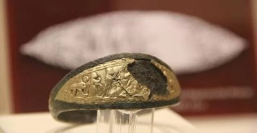 Сокровище исчезнувшего народа. В Турции фермер нашел золотой браслет, возрастом 3300 лет