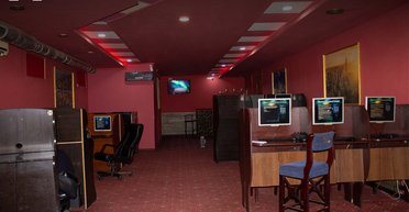 Сотрудники проломили дыру в стене, чтобы сбежать: в Киеве накрыли подпольное казино (фото)