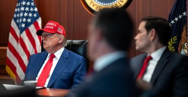 Трамп ввел пошлины, граждан США призывают немедленно покинуть Иран, а Хаменеи — "остерегаться дронов": что происходит