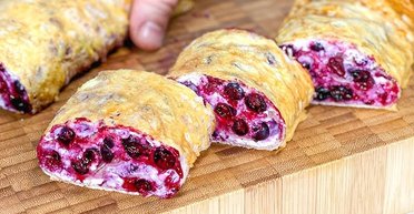 Десерт з лаваша: рецепт сирно-ягідного рулету без клопоту з тістом