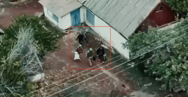 "Зухвала операція порятунку": бабусю з онуком 1,5 години вели пішки по лінії фронту (відео)