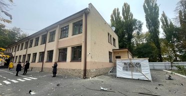 В Киеве обломки дронов во время ночной атаки повредили еврейскую школу (фото)