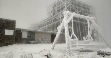 Карпаты второй день подряд продолжает засыпать снегом (фото)