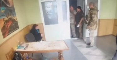 Не могли выгнать: в Хмельницкой области общественная активистка "пометила" фойе ТЦК (видео)