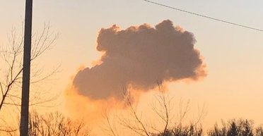 Дроны атаковали российский Энгельс: жителей домов рядом эвакуируют, — росСМИ (видео)