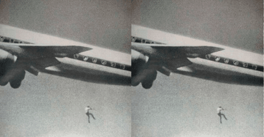 Хотів побачити світ: правда про фото хлопчика, що падає з літака