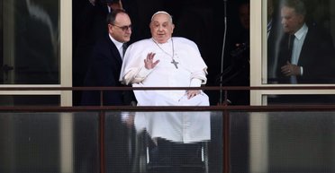 Папа Римський уперше з'явився на публіці з 14 лютого: його виписали з лікарні (фото)