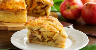 Очень много яблок и тонкое тесто: рецепт вкусного яблочного пирога (видео)