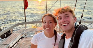 Молодая пара научилась зарабатывать тысячи долларов в море без налогообложения: чем они занимаются