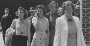 Путешествие во времени: история девушки, которую заметили с мобильным телефоном в 1938 году (фото)