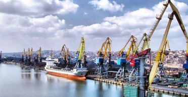 Бетонні плити в обмін на соняшник: у порт Маріуполя знову зайшов балкер класу "річка-море" (фото)