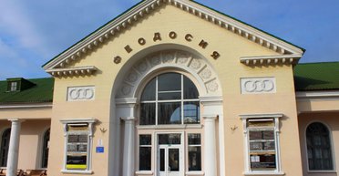 В Феодосии — громко: в небе над городом видят следы от ПВО, — соцсети (фото)