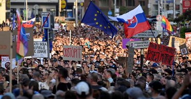 "Майдан" в Словакии: Фицо увидел в стране "иностранных экспертов", готовивших Майдан