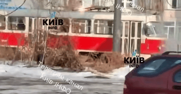 Заіскрив на ходу: у Києві під час руху загорівся трамвай (відео)