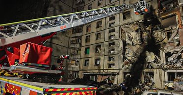 Россияне сбросили КАБ на многоэтажку в Харькове: погиб ребенок, много раненых (фото)