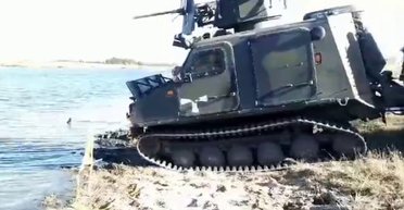 В ВСУ показали, как вездеход BvS 10 Viking с легкостью форсирует реку (видео)